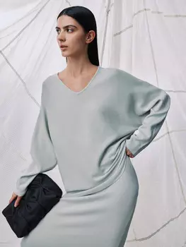 Джемпер с вырезом