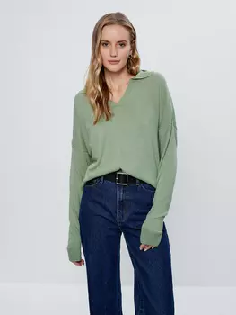 Джемпер с вырезом