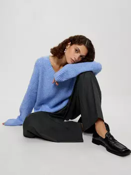 Джемпер с вырезом