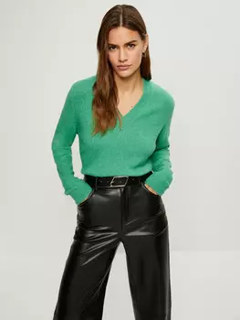 Джемпер с вырезом