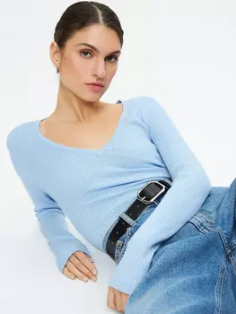 Джемпер с вырезом