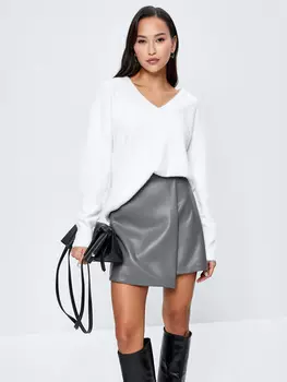 Джемпер с вырезом