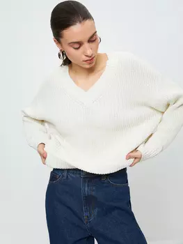 Джемпер с вырезом