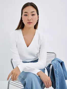 Джемпер с вырезом