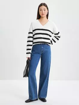 Джемпер с вырезом