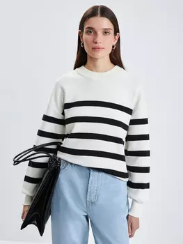 Джемпер с вырезом