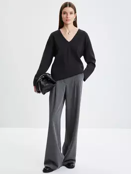 Джемпер с вырезом