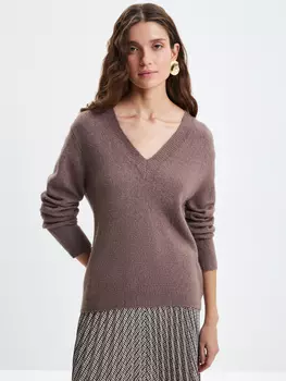 Джемпер с вырезом