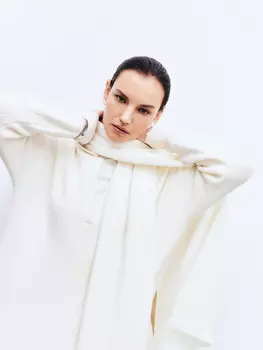 Джемпер с вырезом