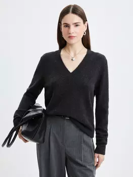 Джемпер с вырезом