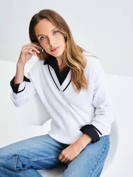 Джемпер с вырезом