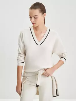 Джемпер с вырезом