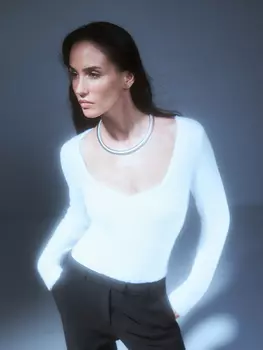 Джемпер с вырезом