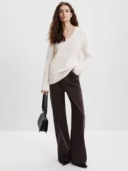 Джемпер с вырезом