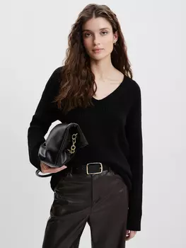 Джемпер с вырезом