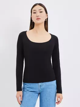 Джемпер с вырезом