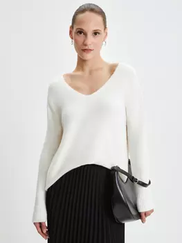 Джемпер с вырезом