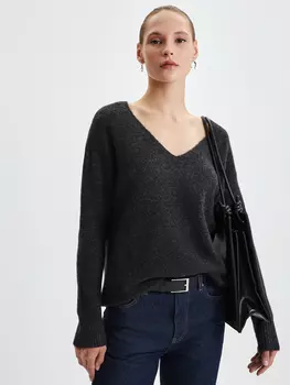 Джемпер с вырезом