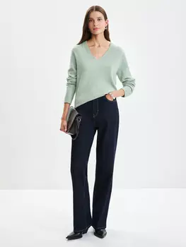 Джемпер с вырезом