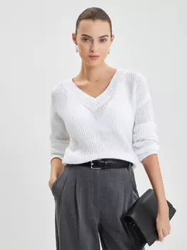 Джемпер с вырезом