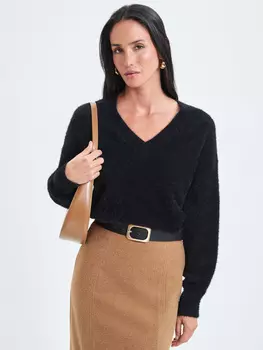 Джемпер с вырезом