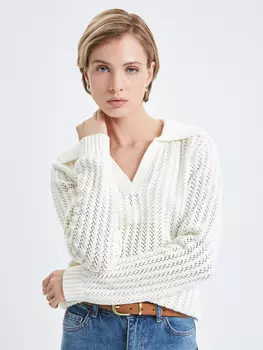 Джемпер с вырезом