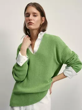 Джемпер с вырезом