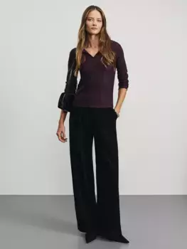 Джемпер в рубчик с V-образным вырезом