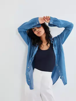 Джиновая рубашка с накладными карманами