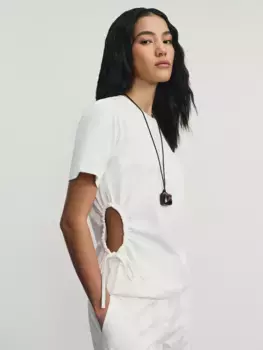 Футболка из хлопка с вырезами по бокам