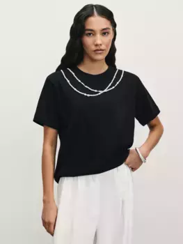 Футболка с декоративными бусами