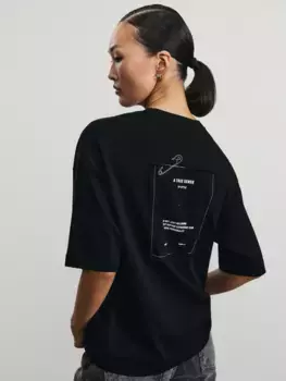 Футболка с принтом и патчем