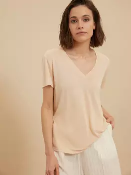 Футболка с треугольным вырезом