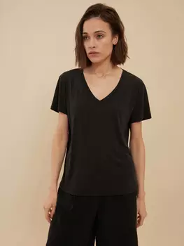 Футболка с треугольным вырезом