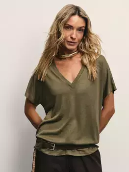 Футболка с V-образным вырезом