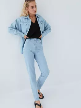 Футболка с вырезом