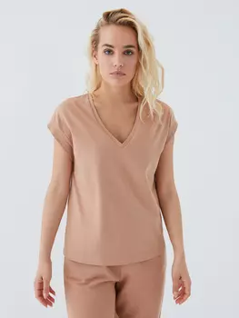 Футболка с вырезом