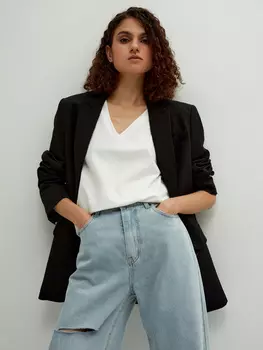 Футболка с вырезом