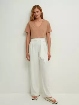 Футболка с вырезом