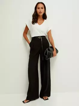 Футболка с вырезом