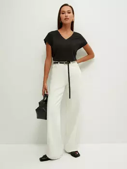 Футболка с вырезом