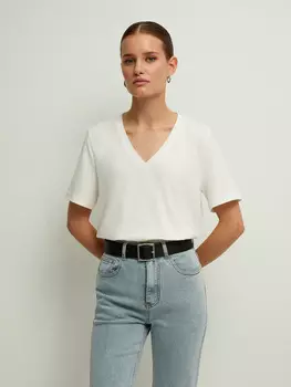 Футболка с вырезом