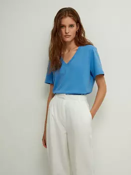 Футболка с вырезом