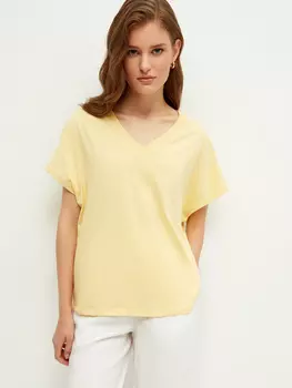 Футболка с вырезом