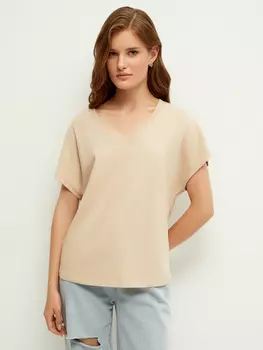 Футболка с вырезом