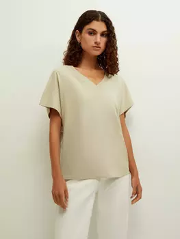 Футболка с вырезом