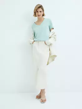 Футболка с вырезом