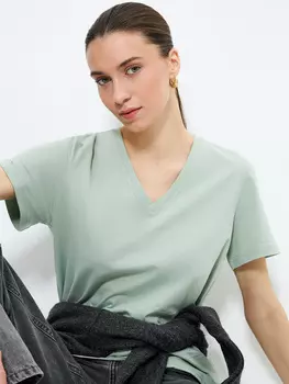 Футболка с вырезом