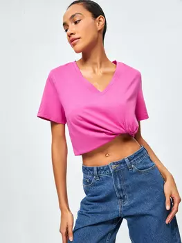 Футболка с вырезом