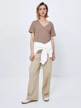 Футболка с вырезом